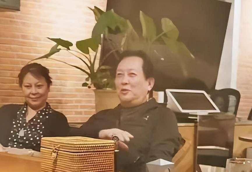 唐国强现状:国内淘金,妻儿在国外花,为残疾儿子的婚恋担心_唐英涵