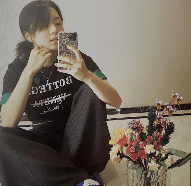 赵今麦晒日常,做了美甲还带水钻,成为新晋"国民妹妹"好开心_人缘_恋情