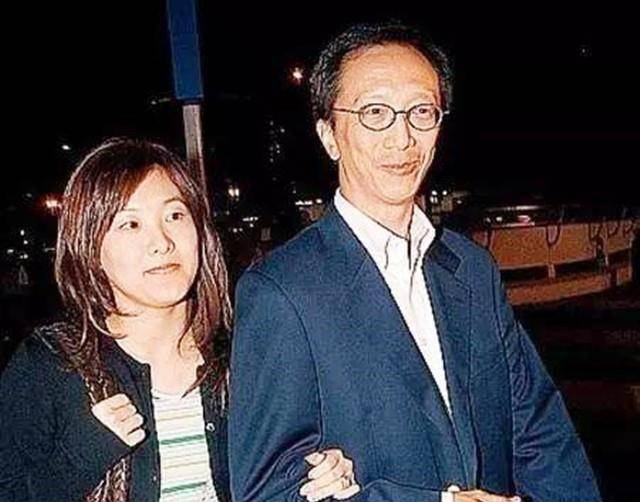 就在两人关系暧昧不断的时候,陈慧珊这边也和自己的丈夫提出了离婚.