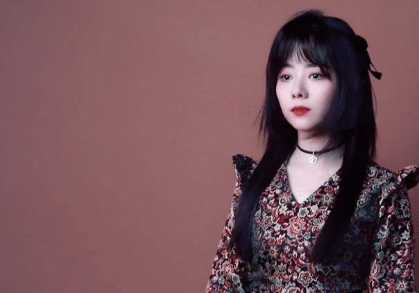 衬托得谭松韵皮肤在镜头里特别白皙,连带着脖子也没有肤色差,工作室晒