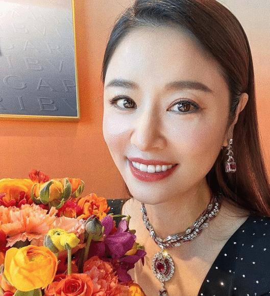 林心如亮相活动,获助理单膝跪地整理裙摆,46岁仍有"纸片腰"_保养_礼服