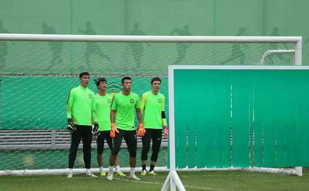 其中,池文一于年初转会加盟,郭全博,张岩则是从梯队提拔的年轻门将.