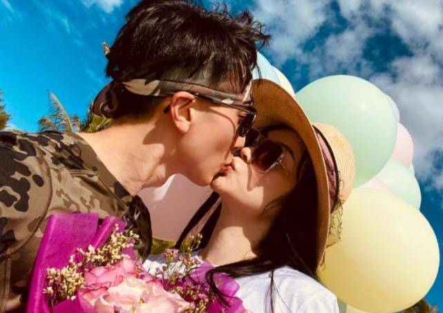 吴尊一家海边度假,林丽吟打扮甜美像20岁,和neinei神似"姐妹花"_老婆