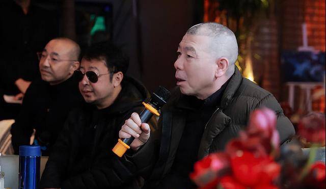 知名导演何平追思会举行,冯小刚陈凯歌等大咖参加,刘仪