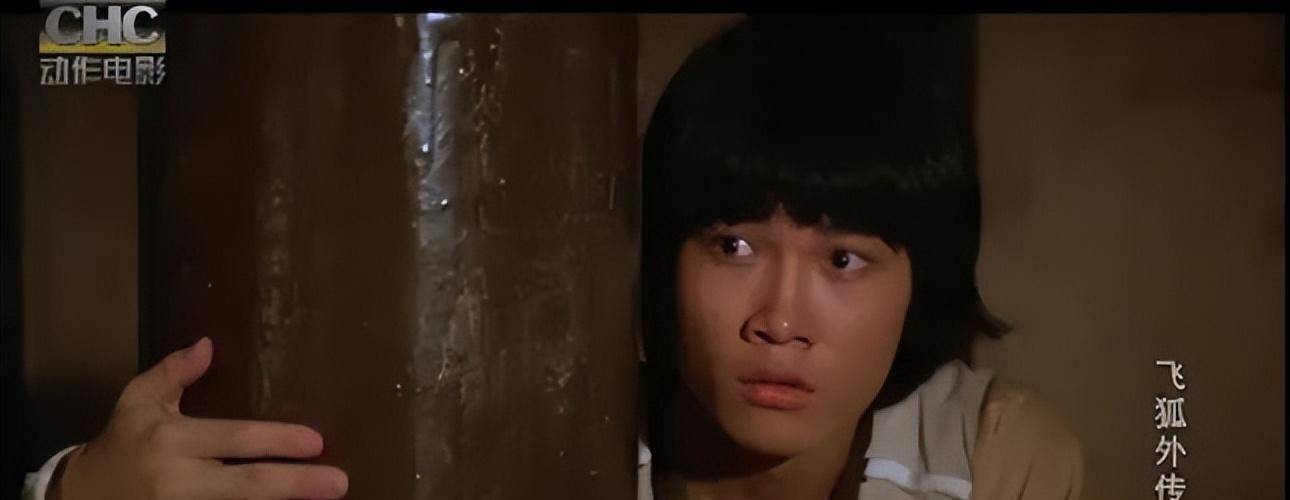 1980年,钱小豪虽成为电影《飞狐外传》的男主,但恩师张彻不再有能力捧