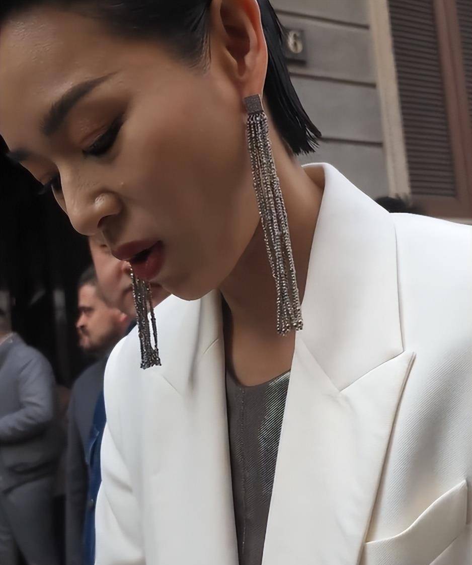 44岁胡杏儿对比45岁刘涛,自然老去和医美老去的差距一目了然_造型