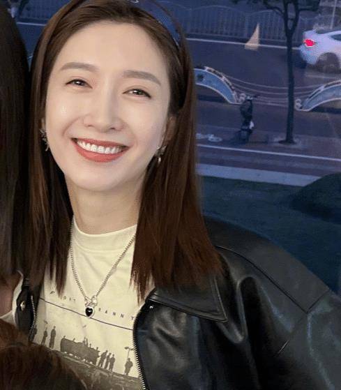 江疏影现身街头,和助理3人吃一个冰淇淋,拿掉口罩后生图显老_女生_女