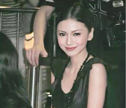 angelababy变脸前旧照流出, 笑起来嘴歪脸严重畸形, 这是凤姐吗?
