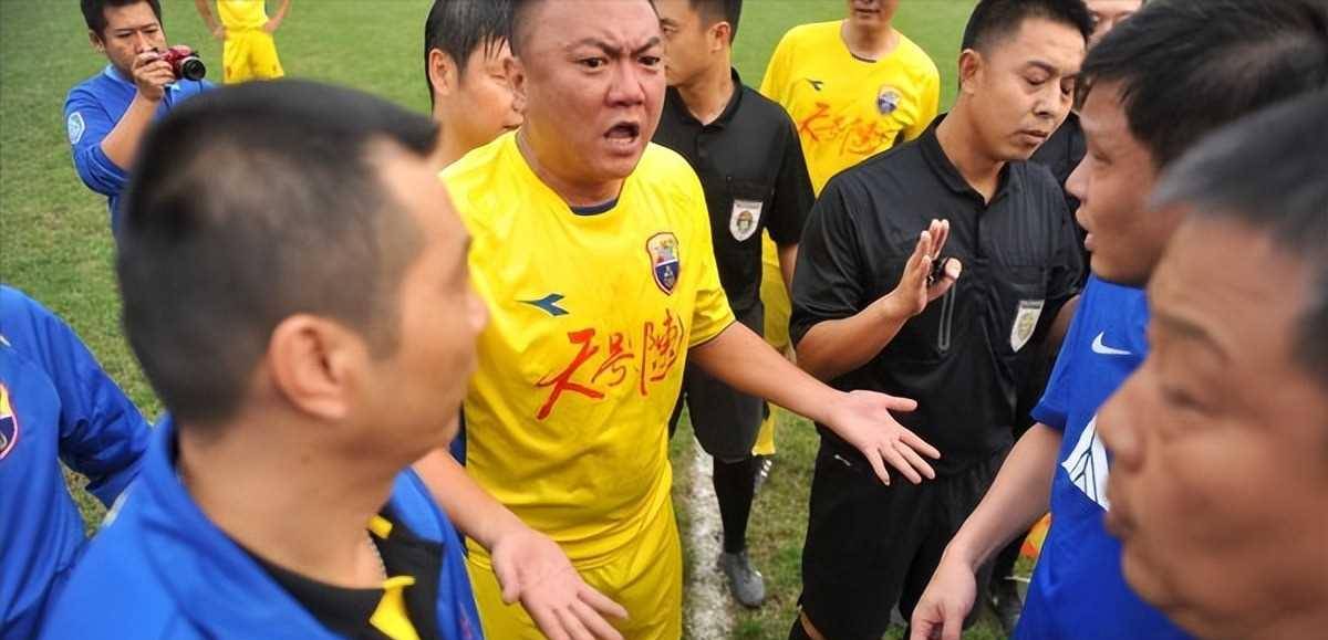 足坛球霸"魏大侠":为救队友挨17刀,娶羽坛女神为妻生活幸福_魏群_故事