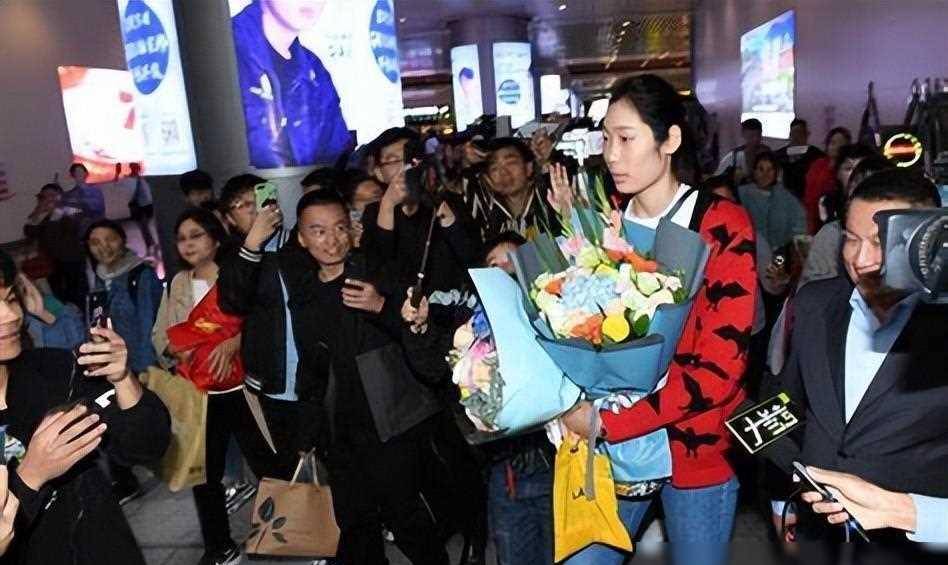 我们体育巨星朱婷,比赛奖金全部拿来还清家债,家人为她操碎婚事_生活