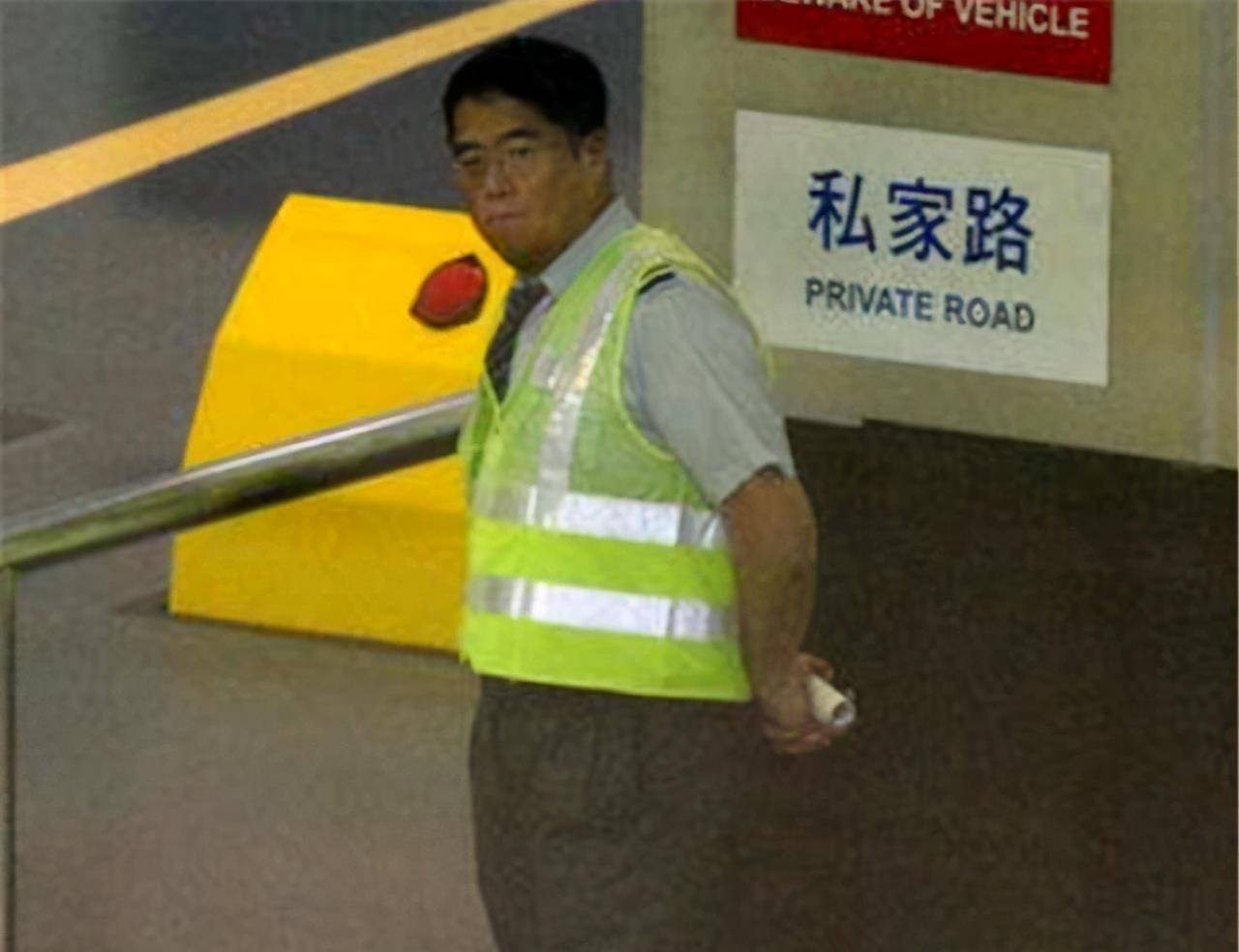 65岁香港男演员转行保安,月入15000:不跟人比,活得