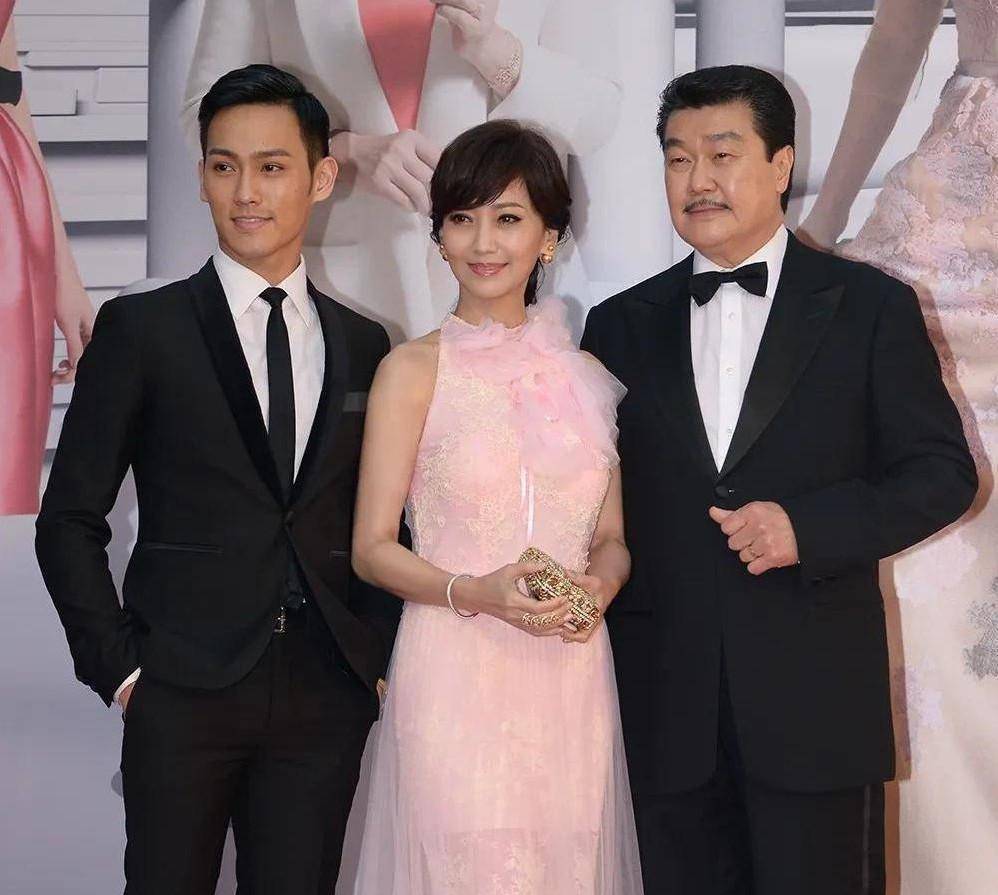 赵雅芝带丈夫儿子出镜,一家三口看着挺幸福,儿子原来这么帅气_穿着