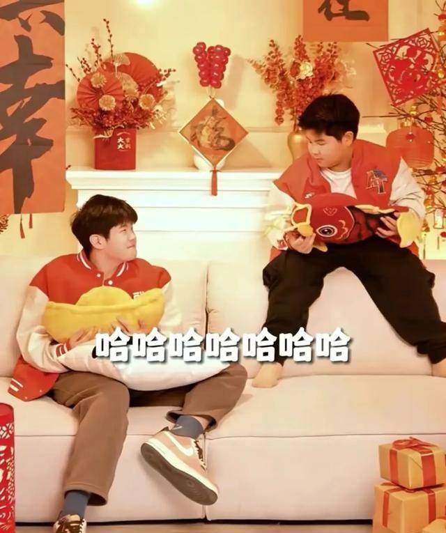 胡可晒俩儿子拍摄花絮,安吉帅气迷人,小鱼儿调皮搞怪竟成亮点!