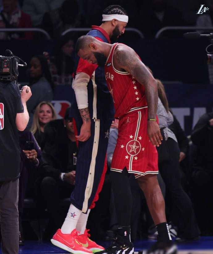 詹姆斯脚踝伤势提前下场,仅出战两节8 4 3_比赛_操作_投射