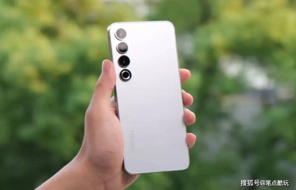 同样搭载骁龙8gen2的魅族20pro的电池容量为5000mah,有线充只有80w,但