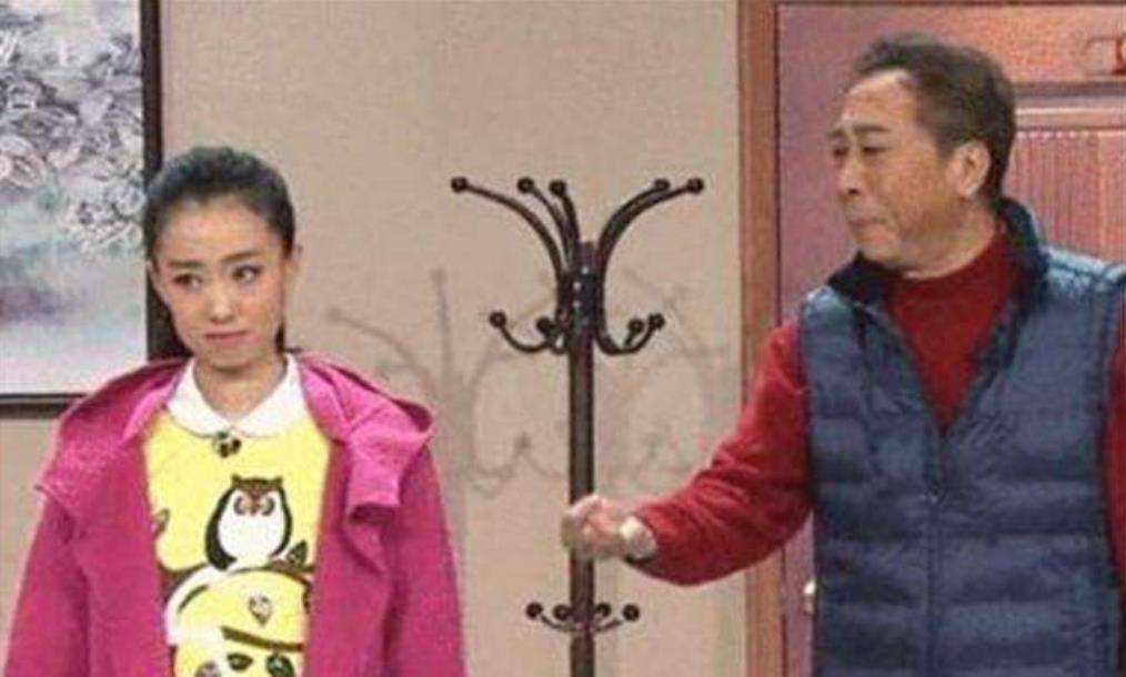 因舞台跷二郎腿而出名,还是冯巩的爱女,现如今为贾玲打工_张小斐_印象