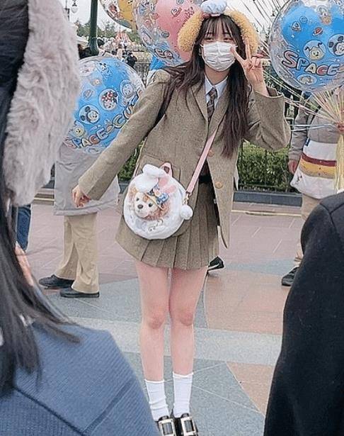 欧阳娜娜晒游客照,"男友视角"开心比v,一双竹竿腿瘦回90斤_外形_工作