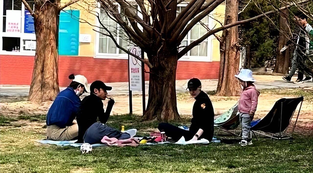 撒贝宁春节返乡过年,一家四口合体外出,李白白到发光一眼被认出_武汉