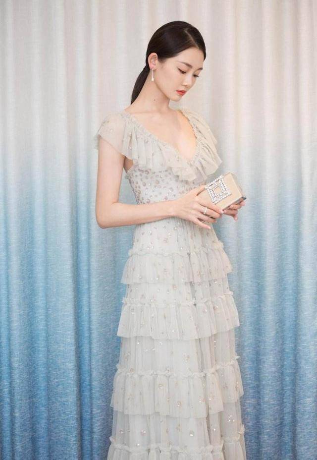 老婆苗苗穿深v大秀身材,绝美气质太高级_礼服_女生_气息