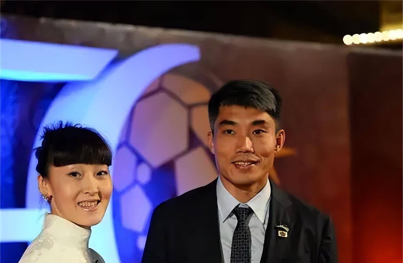 "双冠王"郑智年薪1900万,娶小7岁娇妻,2022年正式退居二线_邵娜