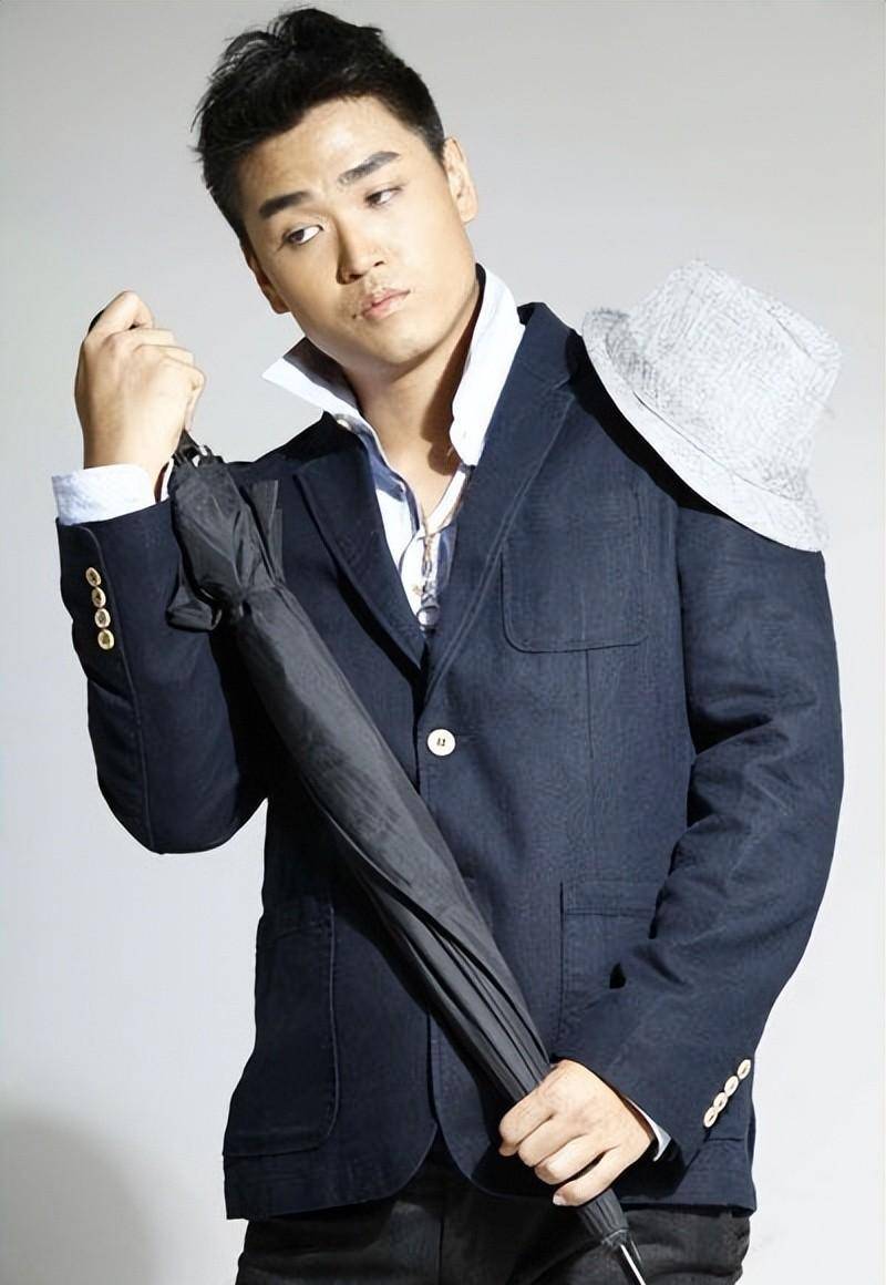 李元元:父亲是演员李立群,前途一片光明,因初恋是男子备受争议