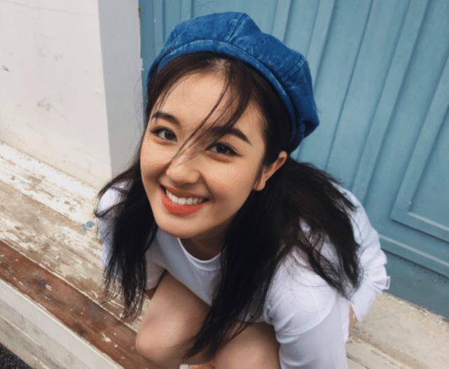 李兰迪晒"夏日四连拍",原相机下少女感十足,这皮肤状态我酸了_镜头