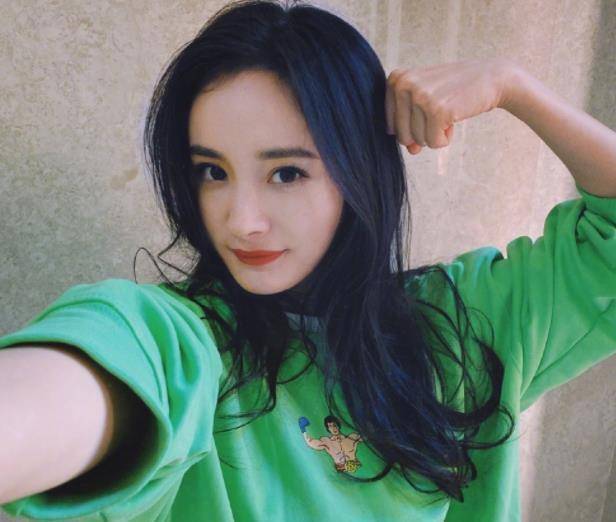 杨幂瘦到88斤后首晒自拍,戴大框眼镜高级感十足,手机壳成亮点_内心