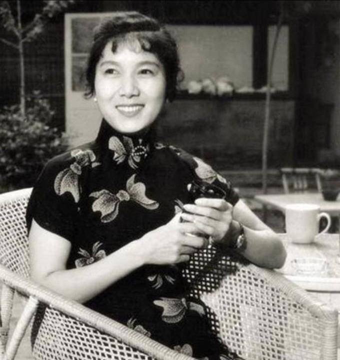 新凤霞:残疾后曾重度自闭,在丈夫陪伴下又见阳光,后登上春晚!