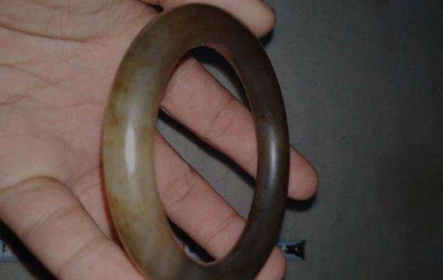 贵州小伙因赌债去盗墓,刚挖出5只玉手镯准备离开,墓主后代来了_周萍