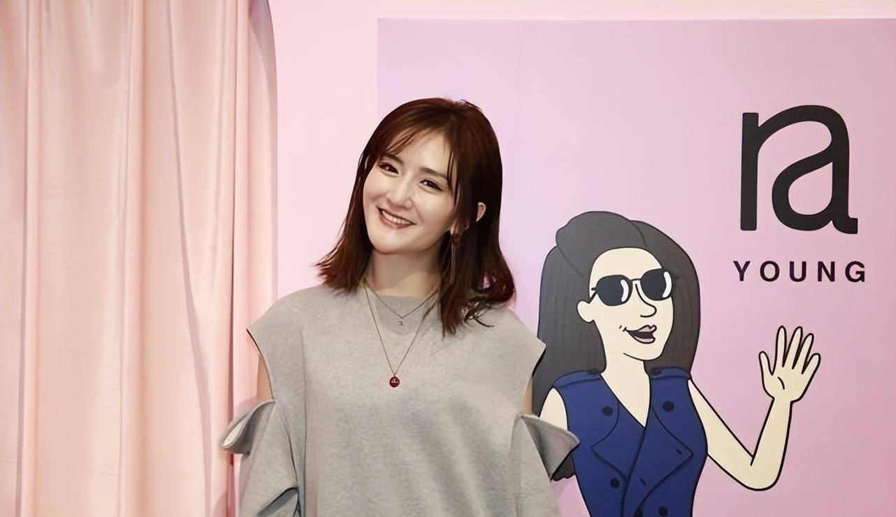 谢娜的穿着哪像结了婚的女人,短卫衣配长裙,素颜看着也很显嫩_造型