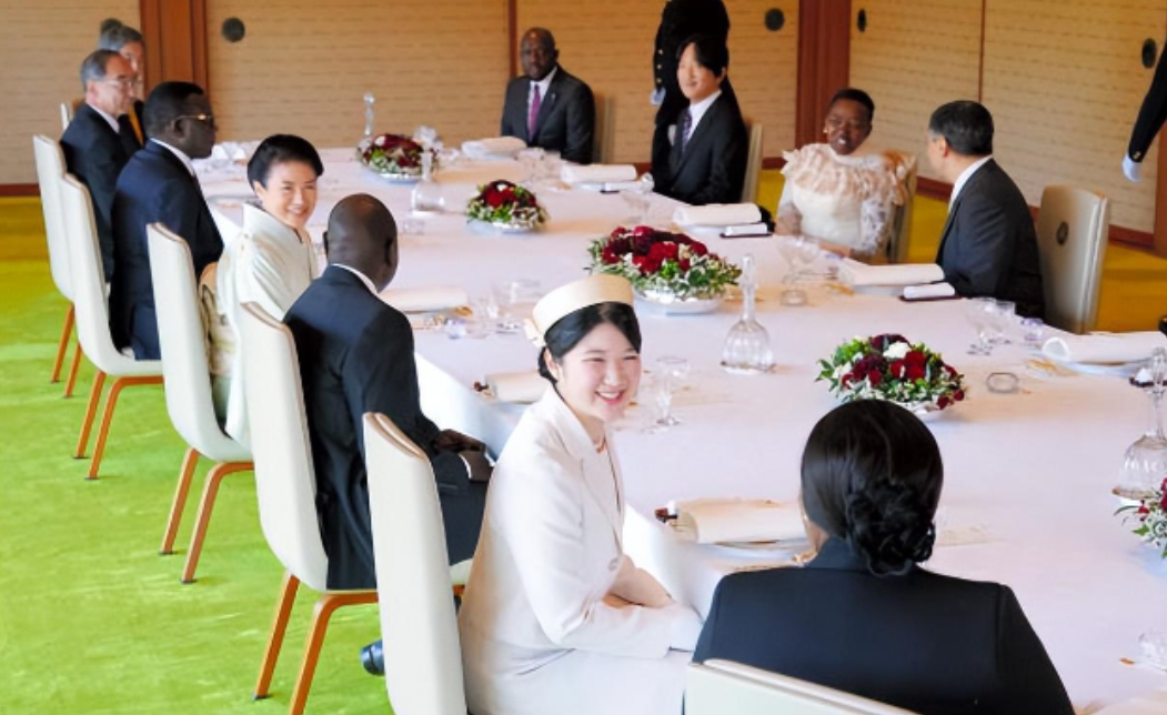公主毕竟是天皇与皇后的女儿,首次出席国宴表现的太得体了,没有小表情