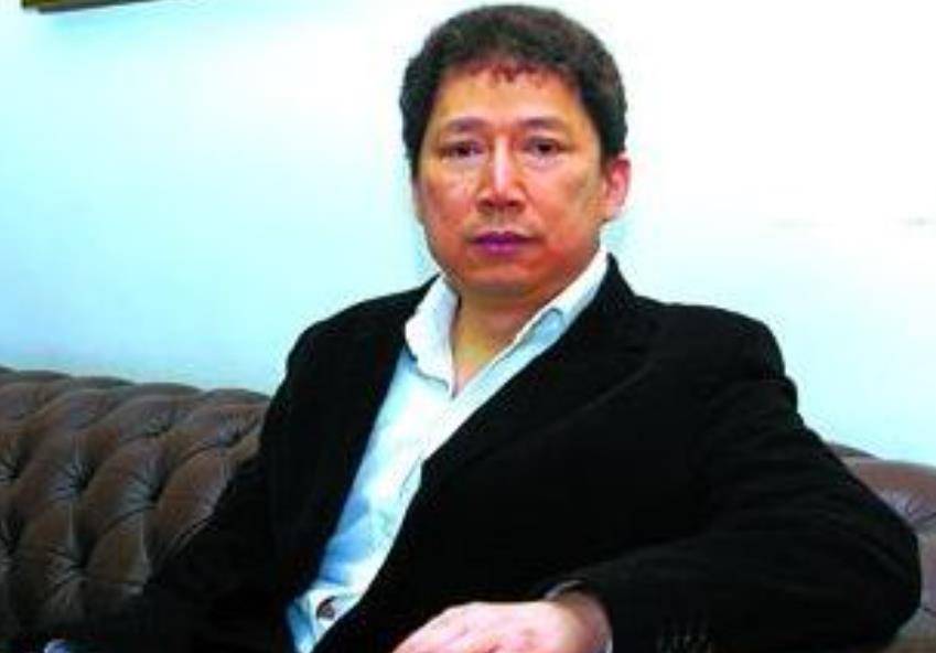 李春平:傍上富婆继承百亿遗产,20年来每天捐7万,晚年却很凄惨_父亲