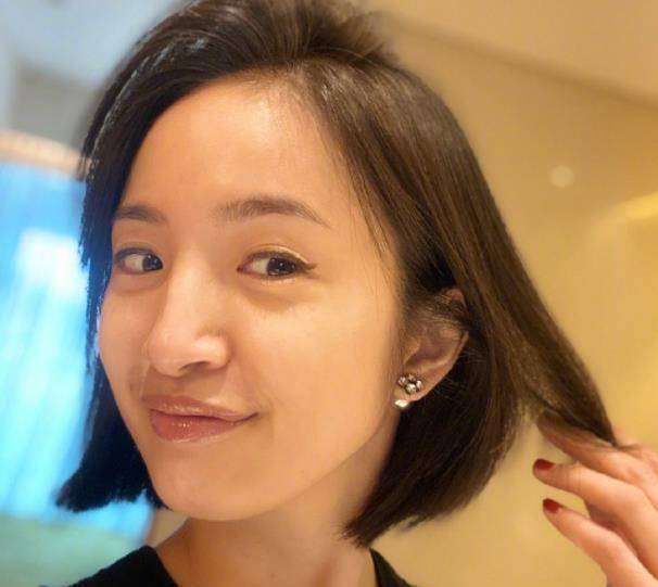 林依晨剪短发素颜自拍,小腹平平没"孕味",发际线上移暴露年龄_生活
