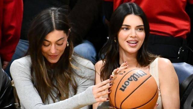 绯闻女友晒布克家自拍,宣告恋爱主权,nba花魁之争_克里斯蒂娜_纳丁_1