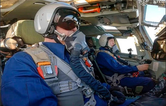 俄方还对外披露,新装备升级版图-160m的一个空军飞行团,将部署在远东