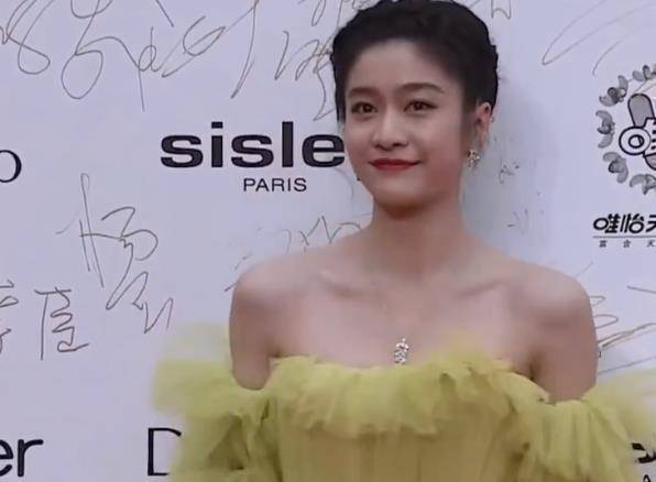 张雪迎走红毯,选错礼服显胖一圈,"魔鬼打光"下幸好颜值撑住了_活动