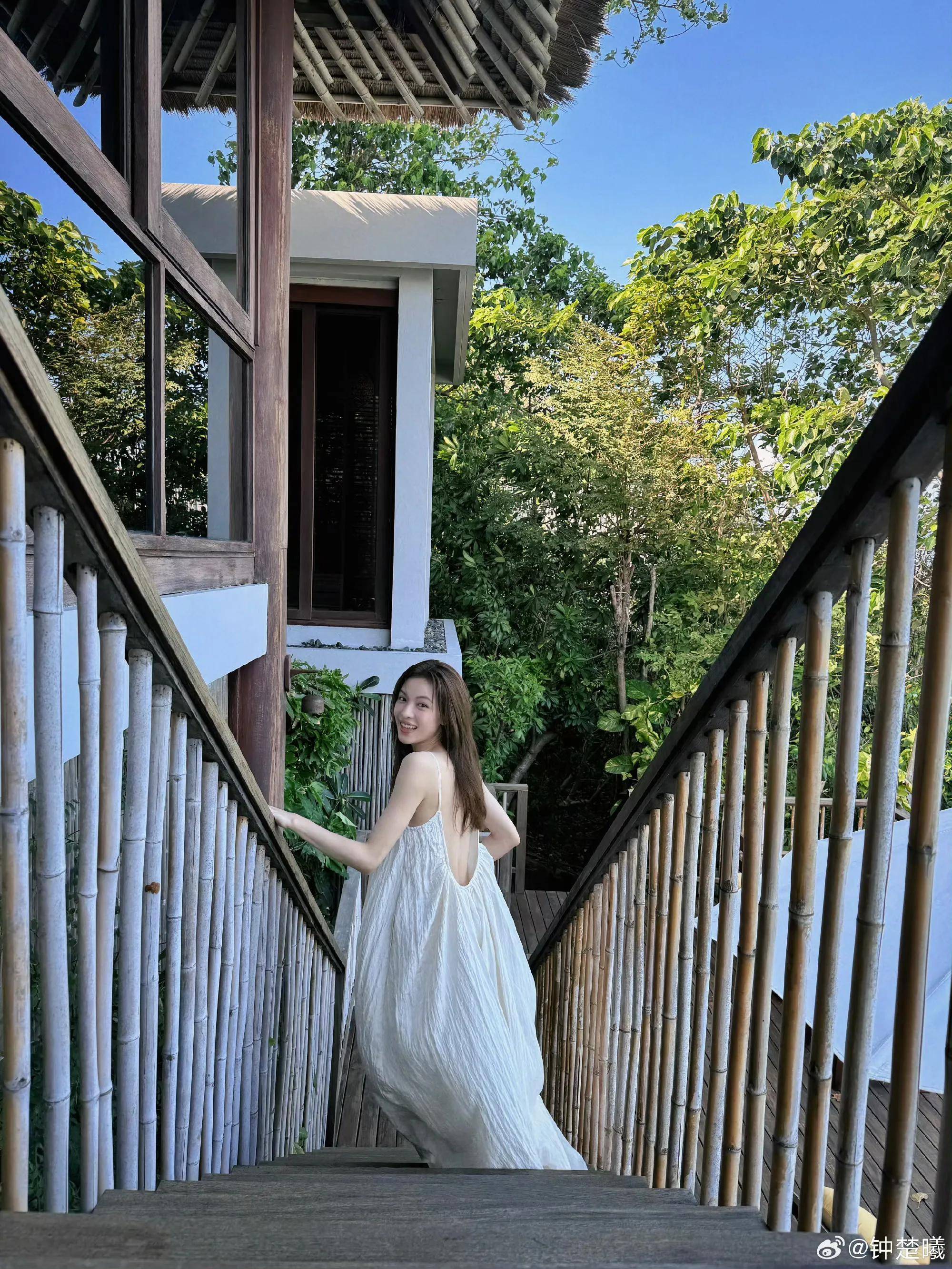 她容光焕发,他精神涣散,网友:正常操作_官宣_状态_度假