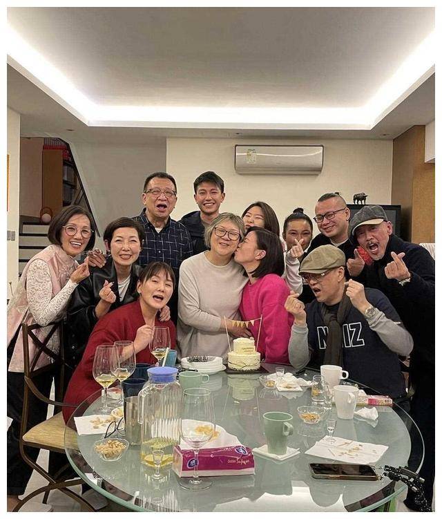 佘诗曼穿桃红外衣庆祝许绍雄妻生日,与寿星合照时甜蜜亲吻_陈锦鸿