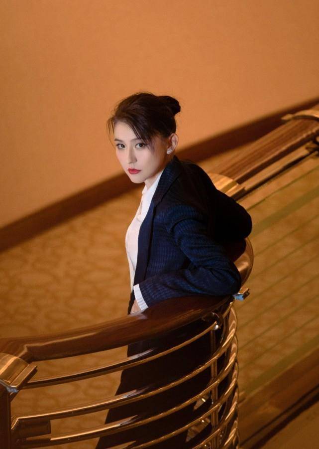 观众不满热依扎未获奖,高情商回应憾失白玉兰奖:有幸提名,下部戏继续