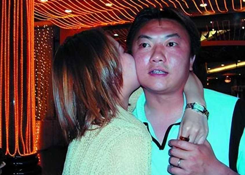 足坛球霸"魏大侠":为救队友挨17刀,娶羽坛女神为妻生活幸福_魏群_故事