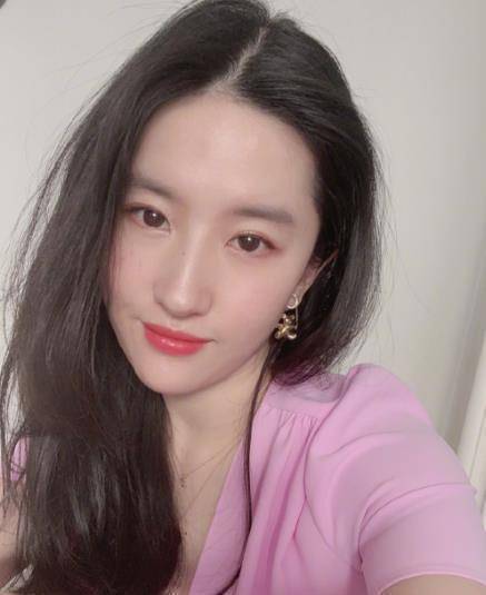 刘亦菲新电影拿奖,淡妆出镜"巴掌脸"惹人羡,皮肤白嫩被说像18岁_生活