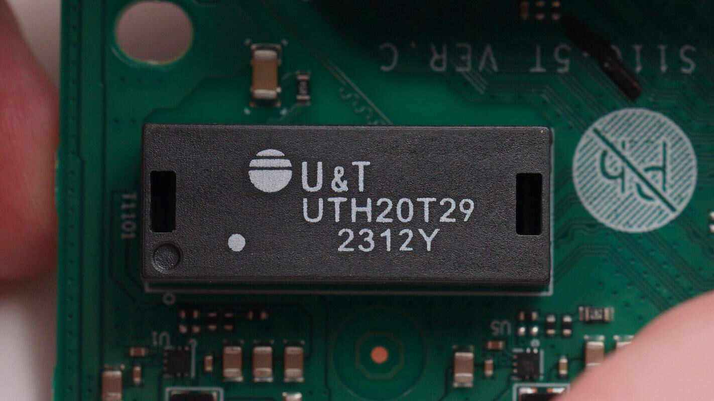 网线接口特写,内部为8针网口.