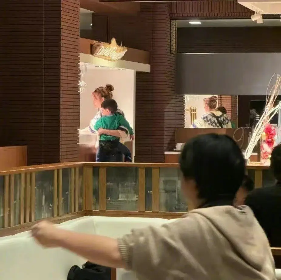 林志玲2岁儿子侧颜曝光,软糯可爱,林志玲单手抱娃妈妈力超强!