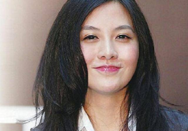 她是纪海鹏唯一的女儿,自然也是龙光集团唯一的继承人,她的父亲对她