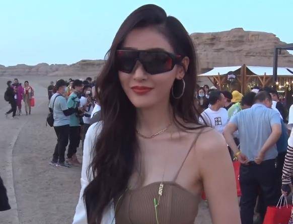 "狗链事件"后,张天爱现身a翻全场,戴墨镜跷二郎腿看着不好惹_活动