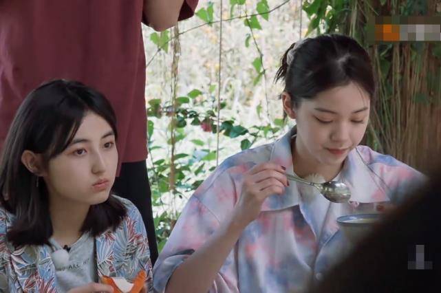 欧阳娜娜用勺子喂张子枫,张子枫吃法引热议,娜比救场堪称教科书_妹妹