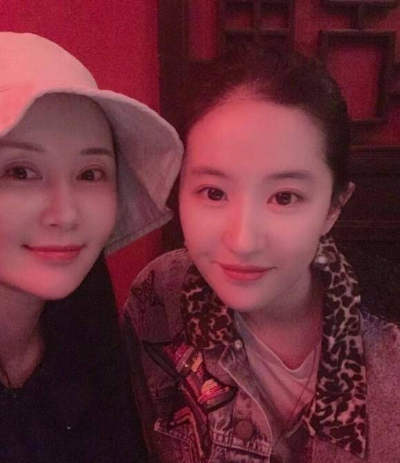 舒畅掐点为刘亦菲庆生,看清晒出的合照,意外"撞脸"杨紫?