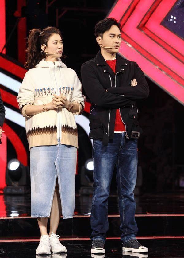 袁咏仪才是真"富婆",穿牛仔外套拎名牌包走机场,简约又高级_款式_女性