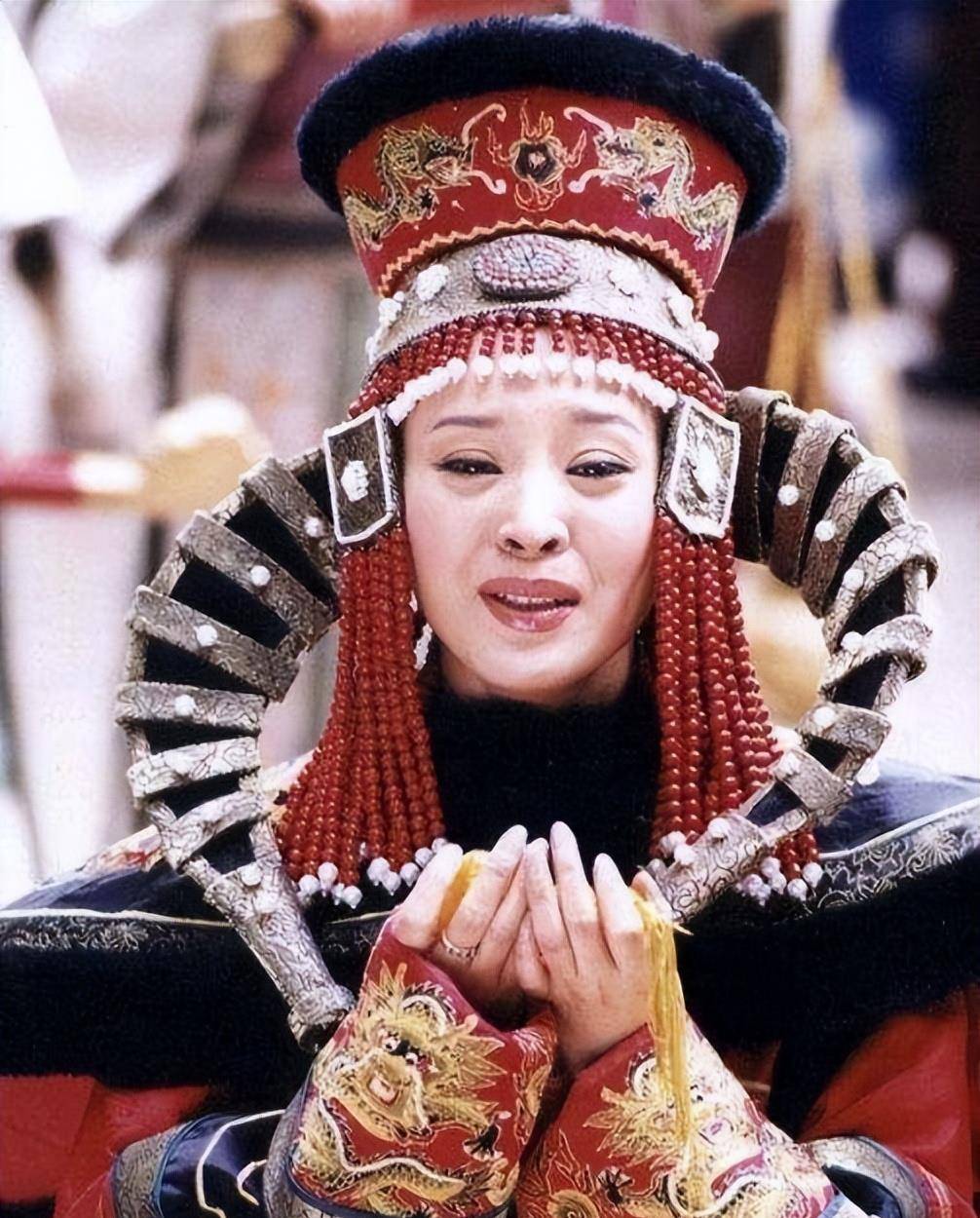 1972年内蒙发现康熙女儿墓,尸身穿龙袍240年不腐,葬