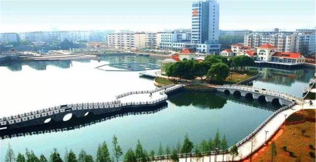 而且新余市的自然生态环境倒是没的说,仙女湖景区,抱石公园可是整个